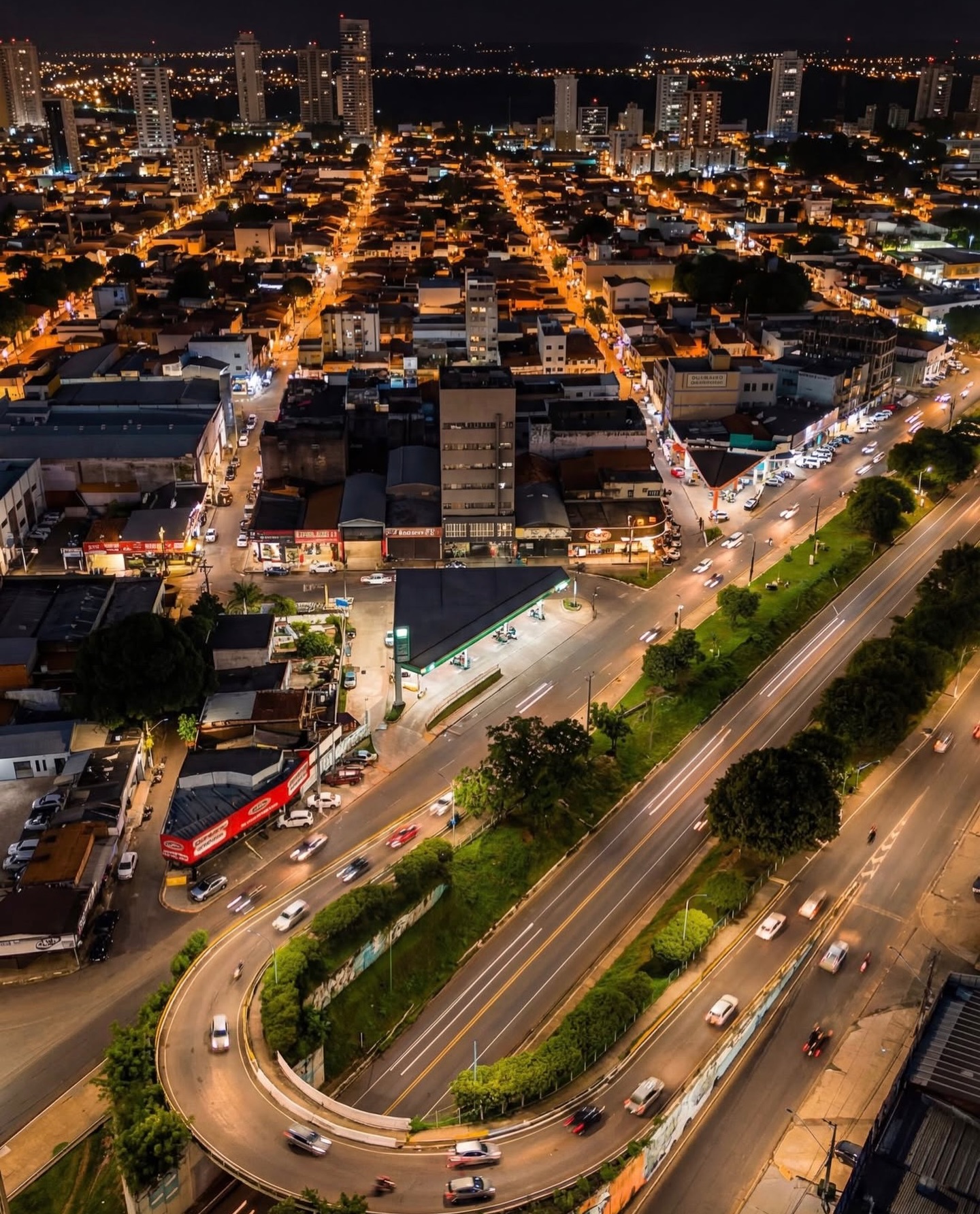 Vista noturna de Imperatriz, cidade com unidade MaxData